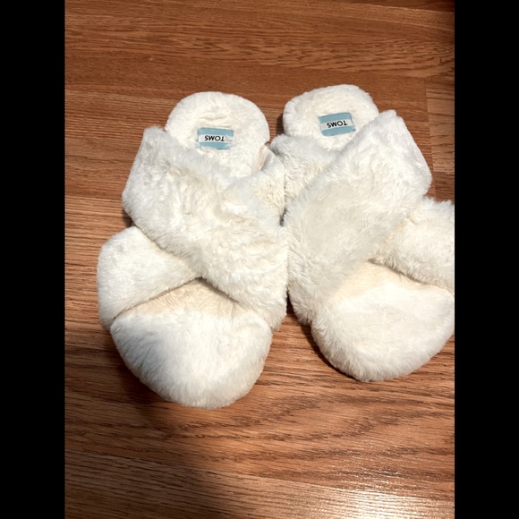 Toms Shoes - TOMS furry white toms slippers